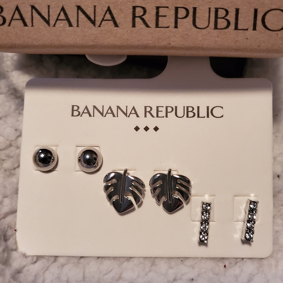 💥NWT BANANA REPUBLIC EARRING SET - Picture 7 of 7